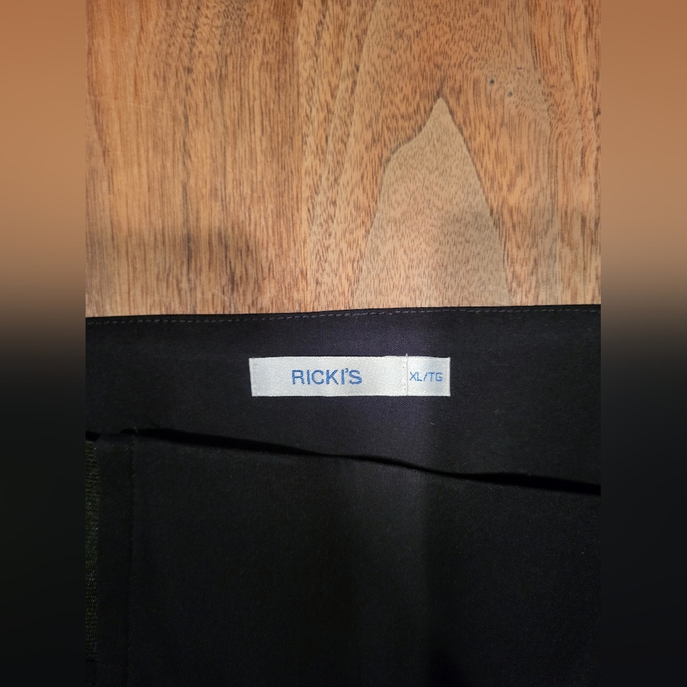 Ricki's skirt - Picture 3 of 3